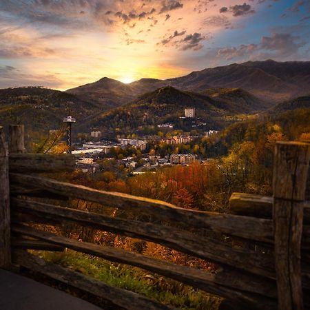 Mountain Eden, Hot Tub, Resort Pool, Wifi, 1089 Free Tickets Each Paid Day, Dollywood And More Gatlinburg Buitenkant foto