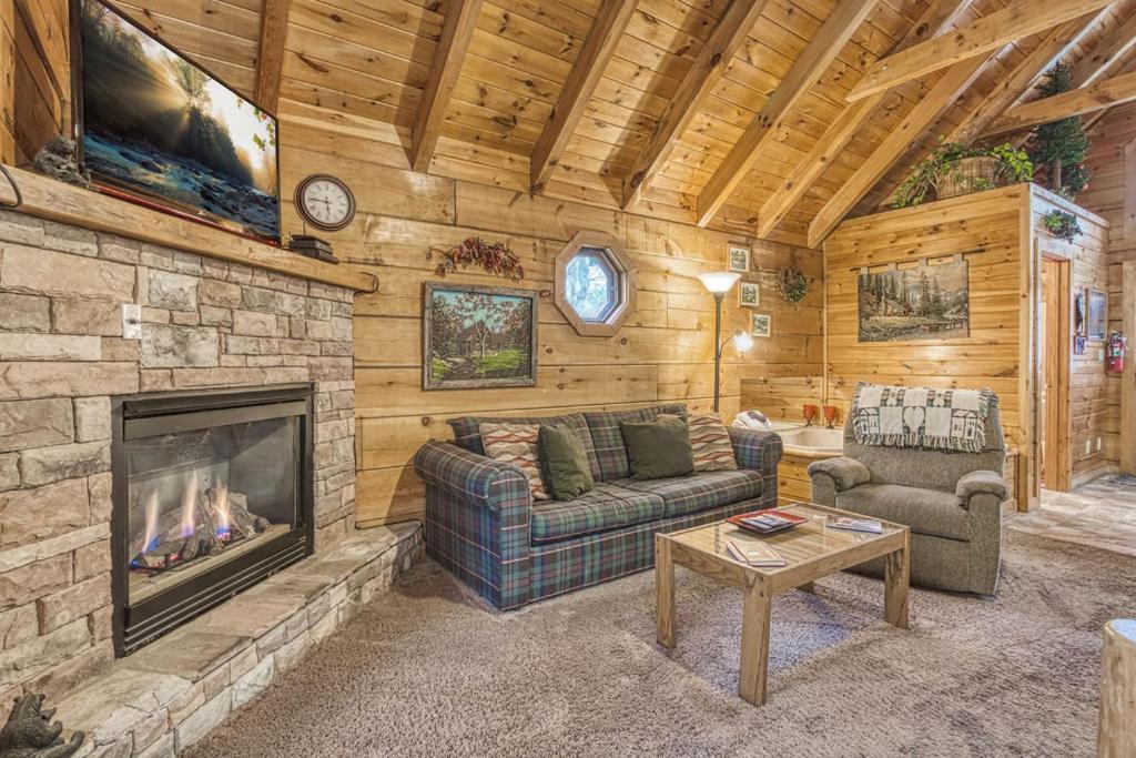 Mountain Eden, Hot Tub, Resort Pool, Wifi, 1089 Free Tickets Each Paid Day, Dollywood And More Gatlinburg Buitenkant foto