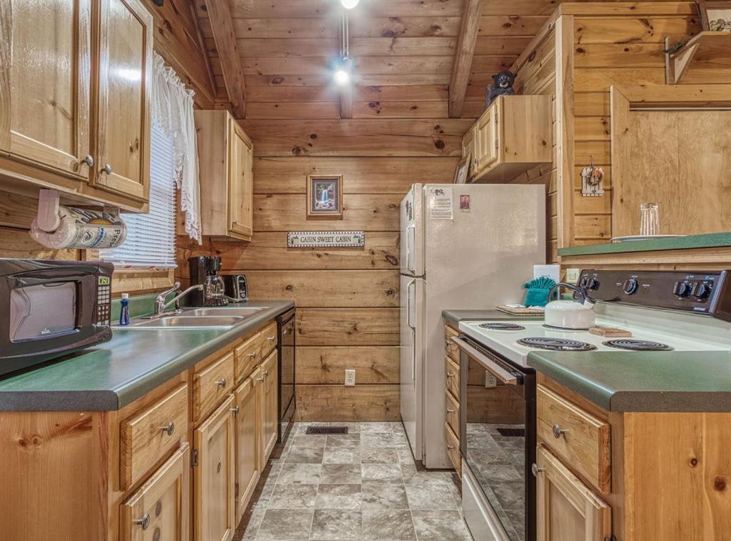 Mountain Eden, Hot Tub, Resort Pool, Wifi, 1089 Free Tickets Each Paid Day, Dollywood And More Gatlinburg Buitenkant foto