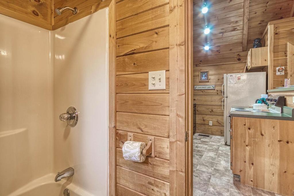 Mountain Eden, Hot Tub, Resort Pool, Wifi, 1089 Free Tickets Each Paid Day, Dollywood And More Gatlinburg Buitenkant foto