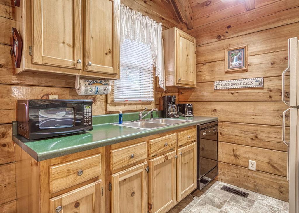 Mountain Eden, Hot Tub, Resort Pool, Wifi, 1089 Free Tickets Each Paid Day, Dollywood And More Gatlinburg Buitenkant foto